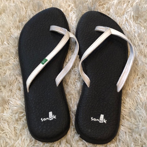 Sanuk Shoes - Women’s white Sanuk yoga mat flip flops